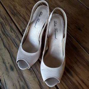 Lulu Townsend Women's Champagne Satin Peep Toe Heels Size 9